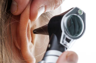 detectar-problemes-a-temps-otoscopi-videotoscopi-revisio-auditiva-diagnostic-auditiu-audiologia-optica-focus-piera