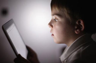 nen-mals-habits-postura-pc-ordinador-tablet-mobil-pediatria-optica-focus-piera