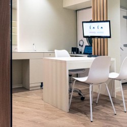 Zona d'audiologia de l'Òptica Focus de Piera Sala de detecció i configuració d'audiofòns per a gent amb problemes d'oïda a Piera i Igualada